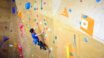 Pengunjung bermain panjat dinding di Boulder Climbing Gym, Boxies 123 Mall, Kota Bogor, Jawa Barat, Minggu (21/3/2021). ANTARA FOTO/Arif Firmansyah
