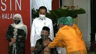Presiden Jokowi Pantau Vaksinasi AstraZeneca ke Kiai dan Santri di Jatim