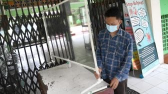 Karyawan mengisi ulang sabun cair di wastafel Sekolah Menengah Pertama (SMP) Negeri 4, Jakarta Pusat, Senin (22/3/2021).  ANTARA FOTO/M Risyal Hidayat
