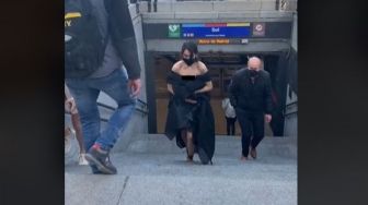 Desain Gaun Bikin Rusuh, Wanita Ini Dikira Cuma Pakai Sprei di Stasiun