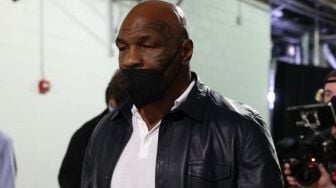 Viral, Mike Tyson Pukul Penumpang di Dalam Pesawat Hingga Terkapar, Publik: Legenda Tinju Dilawan