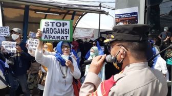 Demo Lagi usai Bubar, Polisi Ancam Tes Swab Emak-emak Pendukung Rizieq