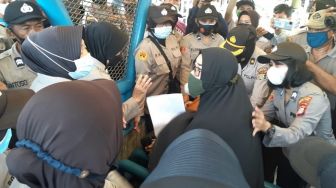 Emak-emak Pendukung Habib Rizieq Adu Mulut dengan Polwan di PN Jaktim