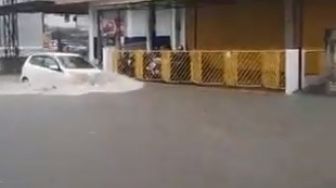 Detik-Detik Minibus Nekat Terjang Banjir di Kota Malang, Endingnya Begini