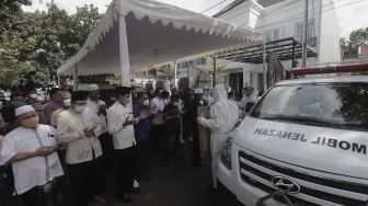 Kerabat dan keluarga memanjatkan doa usai menyolatkan jenazah Mantan Jaksa Agung Basrief Arief di rumah duka di kawasan Petogogan, Kebayoran Baru, Jakarta, Selasa (23/3/2021). [Suara.com/Angga Budhiyanto]