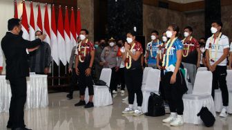 Sekjen PB PBSI Jendral polisi Listyo Sigit Prabowo (kiri) menyapa para pebulutangkis All England Indonesia usai mengikuti jumpa pers setibanya dari Inggris di Terminal VVIP Bandara Soekarno Hatta, Tangerang, Banten, Senin (22/3/2021)malam.  ANTARA FOTO/Muhammad Iqbal