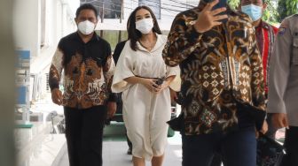 Penyanyi Gisella Anastasia saat tiba di Pengadilan Negeri Jakarta Selatan, Selasa (23/3/2021). [Suara.com/Alfian Winanto]