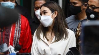 Penyanyi Gisella Anastasia memberi pernyataan kepada awak media usai menjadi saksi di sidang lanjutan penyebar video asusila dirinya dan Michael Yukinobu De Fretes di Pengadilan Negeri Jakarta Selatan, Selasa (23/3/2021). [Suara.com/Alfian Winanto] 