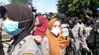 Dilarang Masuk ke Sidang, 2 Wanita Pendukung Rizieq Mencak-mencak ke Polisi