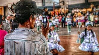 Bahagia Sederhana, Bapak Ini Abadikan Momen Anak Menari dengan Ponsel Jadul