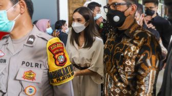 Penyanyi Gisella Anastasia berjalan keluar ruang sidang usai menjadi saksi di sidang lanjutan penyebar video asusila dirinya dan Michael Yukinobu De Fretes di Pengadilan Negeri Jakarta Selatan, Selasa (23/3/2021). [Suara.com/Alfian Winanto] 