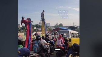 Pura-pura Jatuh saat Atraksi, Pemuda Ini Sukses Bikin Warganet Jantungan