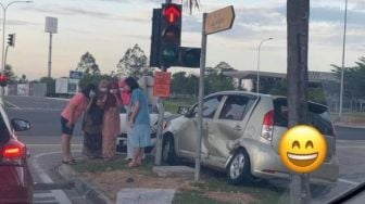 Emak-Emak Jadi Sorotan usai Kecelakaan Mobil, Lagi Ngapain Ya?