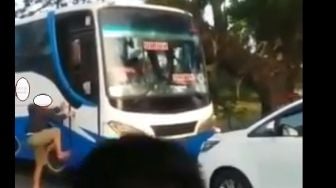 Aksi Penumpang Mobil Ini Bikin Salut, Berani Tegur Sopir Bus Lawan Arah