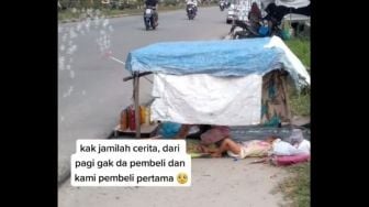 Sepi Pembeli, Penjual yang Asuh Bayi di Tenda Ini Bikin Warganet Sedih