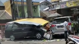 Mobil Seruduk Gerobak Gorengan di Jatimulya Bekasi
