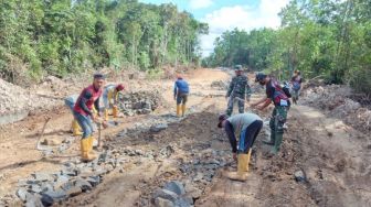 Aksi Prajurit TNI di Lebak Rela Panas-panasan dan Pegang Cangkul 
