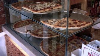 Menikmati New York Style Pizza ala Monique Pizza