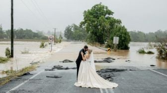 Terjebak Banjir di Hari Pernikahan, Pengantin Ini Dijemput Pakai Helikopter