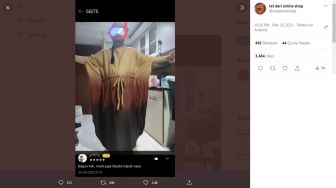 Bapak-Bapak Pakai Kaftan Jadi Model Review Olshop, Posenya Bikin Ngakak