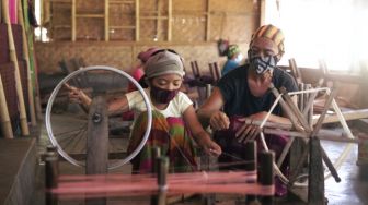 Kisah Perempuan Penenun Bertahan di Tengah Pandemi