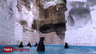 This Pool at Setigi Gresik was Meant for Those Women with Hijab