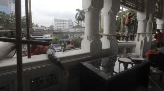 Sejumlah pekerja menyelesaikan perbaikan Masjid Cut Meutia, Jakarta, Kamis (25/3/2021). [Suara.com/Angga Budhiyanto]