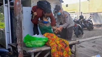 Wanita Paruh Baya Ngamuk Sambil Bawa Celurit di Pasar Probolinggo