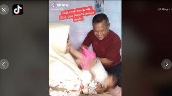 Bercanda Jungkir Balikkan Anak sampai Dikunci di Luar, Aksi Pasutri Dihujat