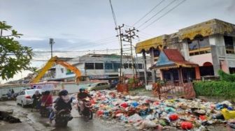 173 Armada Angkutan Sampah Beroperasi, Tapi Kok Masih Menumpuk?
