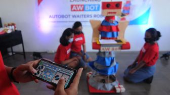 Seorang siswi menggunakan telepon pintarnya untuk menggerakan "autobot waiters robot" di Lembaga Kursus dan Pelatihan (LKP) Autobot School, Klaten, Jawa Tengah, (25/3/2021).  ANTARA FOTO/Aloysius Jarot Nugroho