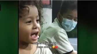 Berhati Malaikat, Viral Wanita Beri Makan dan Cuci Tangan Anak Jalanan