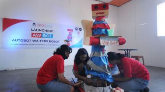 Sejumlah siswi merakit komponen elektronik "autobot waiters robot" di Lembaga Kursus dan Pelatihan (LKP) Autobot School, Klaten, Jawa Tengah, (25/3/2021). ANTARA FOTO/Aloysius Jarot Nugroho