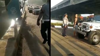 Viral Pria Ngamuk Rusak Rambu di Bekasi, Warganet Justru Salfok ke Sosoknya