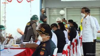 Klaim 70 Persen Warga Sudah Divaksin, Jokowi: Covid Mau Datang Bisa Mental
