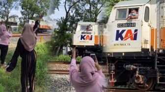 Aksi Gadis-gadis Berhentikan Kereta Api, Endingnya Bikin Terkejut