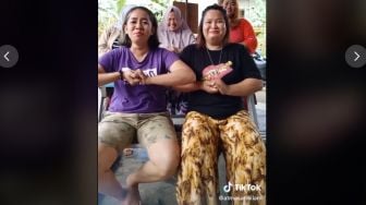 Kocak! Geng Emak-emak Main Tiktok, Nahan Ketawa Sampai Ada yang Ngompol