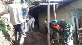 Rumah Warga Jebol Dihantam Longsor, Dandim Majalengka: Waspada Bencana