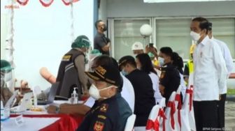 Tinjau Vaksinasi di Ambon, Jokowi: 116 Ribu Warga Maluku Sudah Divaksin
