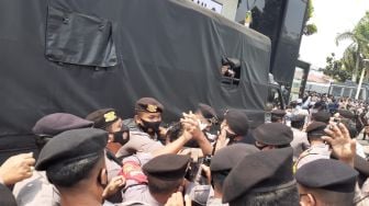 Ditangkap saat Bentrok, Pendukung Rizieq Kabur Loncat dari Truk Polisi