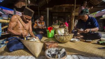 Sejumlah warga menyiapkan bahan makanan saat melakukan tradisi membatur di Desa Ajung, Kabupaten Balangan, Kalimantan Selatan, Jumat (26/3/2021). [ANTARA FOTO/Bayu Pratama S]