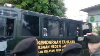 Tinggalkan PN Jaktim, HRS Lambaikan Tangan ke Simpatisan dari Mobil Tahanan