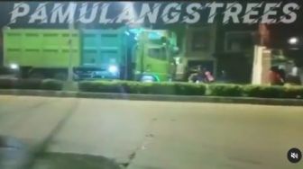 Viral Detik-Detik Para Bocah Tangsel Coba Nge-BM Truk, Satu Tewas Terlindas