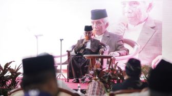 Plt Gubernur Mengantar Jenazah KH Sanusi Baco, Hingga Air Mata Menetes