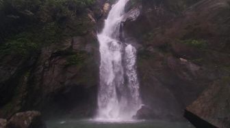 Seorang Mahasiswa UNP Jatuh di Air Terjun Lubuk Hitam Padang Meninggal, 2 Masih Dicari