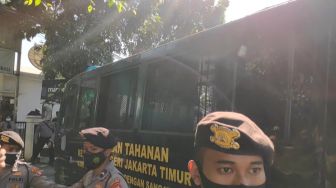 Diantar Mobil Tahanan, Begini Momen Habib Rizieq Tiba di PN Jakarta Timur