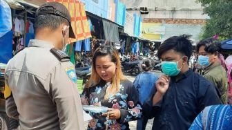 Cegah Covid-19, Polsek Kapetakan Bagikan Masker Gratis