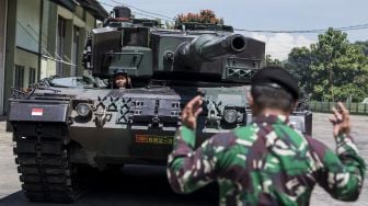 Pelatih memberikan aba-aba kepada pengemudi kendaraan tempur saat melakukan manuver pengoperasian tank Leopard 2A4+ di Pusat Pendidikan Kavaleri (Pusdikkav) Kodiklatad, Padalarang, Kabupaten Bandung Barat, Jawa Barat, Jumat (26/3/2021). [ANTARA FOTO/M Agung Rajasa]