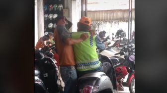 Haru! Viral Momen Juru Parkir Menangis Dipeluk Anak Usai Lama Tak Bertemu