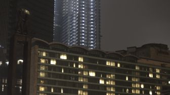 Suasana Bundaran Hotel Indonesia (HI) yang sebagian penerangannya dipadamkan saat berlangsung Earth Hour di Jakarta, Sabtu (27/3/2021). [Suara.com/Angga Budhiyanto]